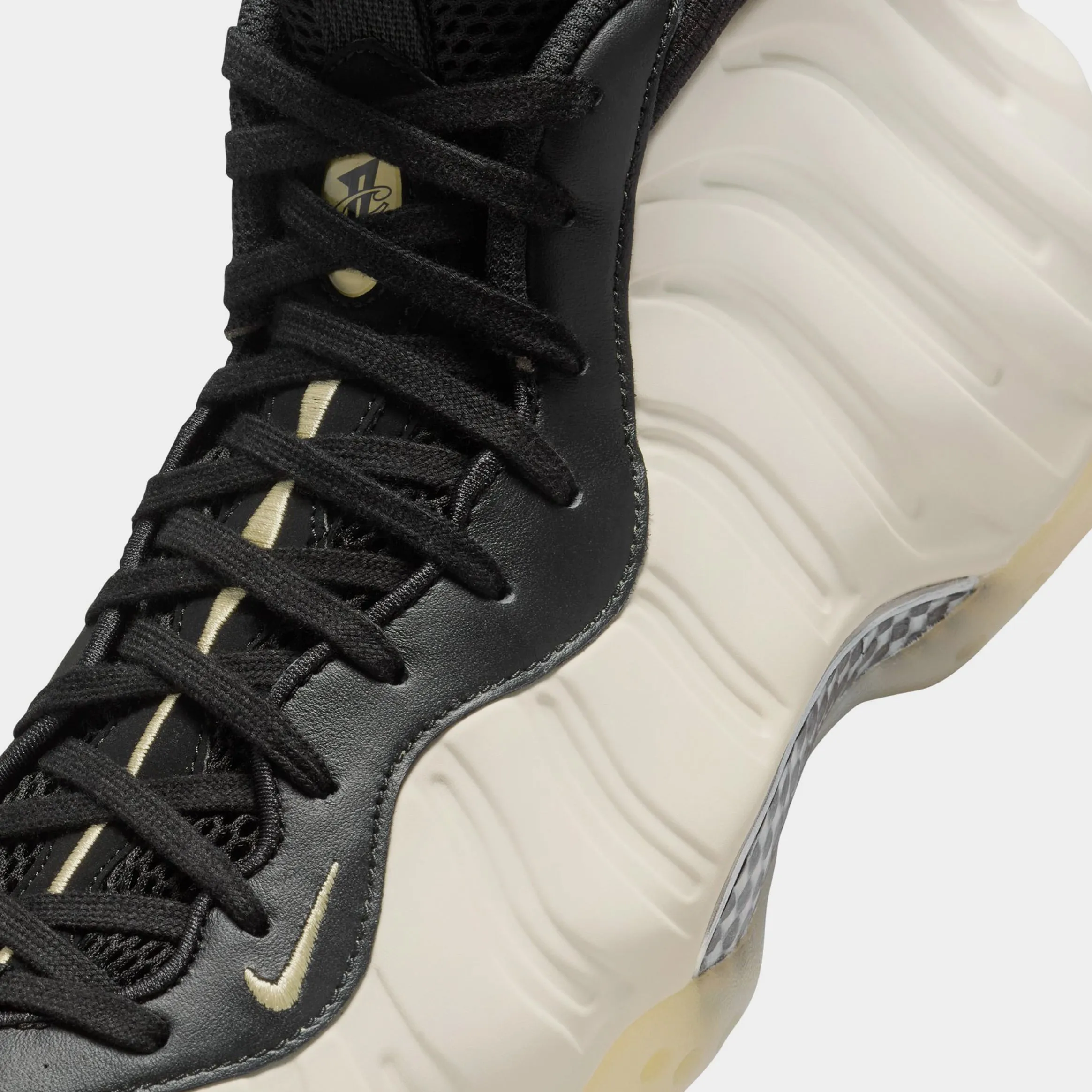 Air Foamposite Mens Basketball Shoes (Black/Team Gold/Light Orewood Brown/Chrome)